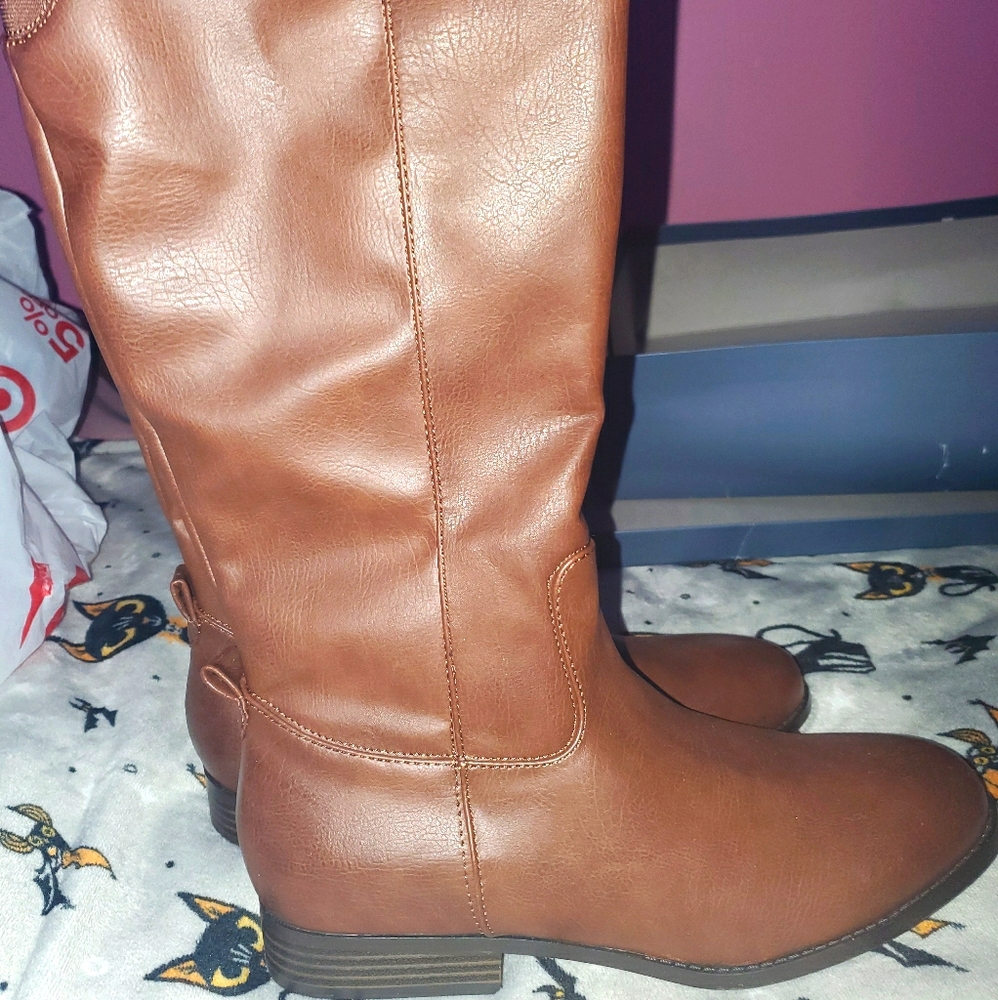 Mid rise brown boots